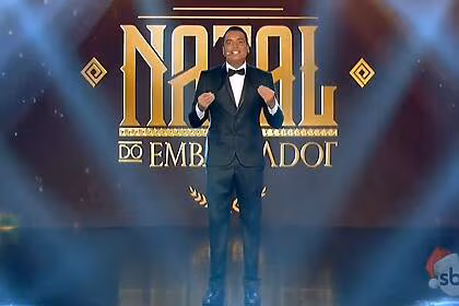 Leo Dias apresentando o Natal do Embaixador com Gusttavo Lima no SBT