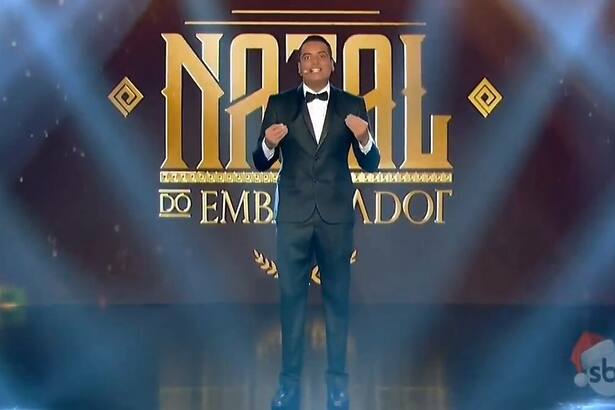 Leo Dias apresentando o Natal do Embaixador com Gusttavo Lima no SBT