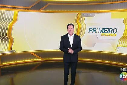 Mrcão do Povo no centro do cenário do Primeiro Impacto no SBT que é um telão