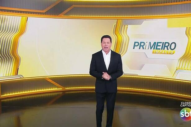 Mrcão do Povo no centro do cenário do Primeiro Impacto no SBT que é um telão