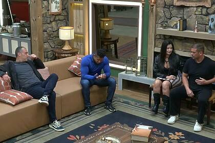 Juninho, Gilsão e Vanessa na sala da sede de A Fazenda 16 aguardando chamada da Produção