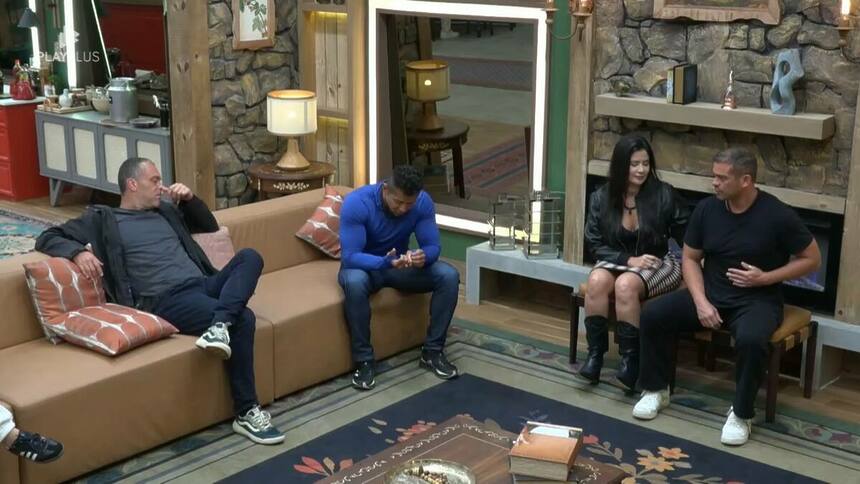 Juninho, Gilsão e Vanessa na sala da sede de A Fazenda 16 aguardando chamada da Produção