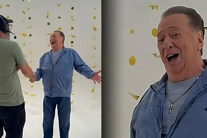 Raul Gil canta e abre os braços na gravação da vinheta de ano novo do SBT