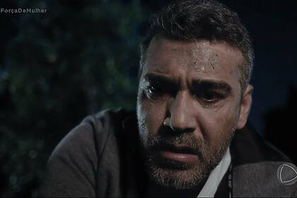 Sarp (Caner Cindoruk) suado ao abrir cova de Bahar em cena de Força de Mulher