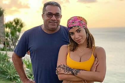Anitta e seu pai Mauro Machado em foto posada