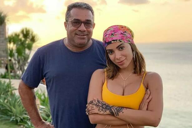 Anitta e seu pai Mauro Machado em foto posada