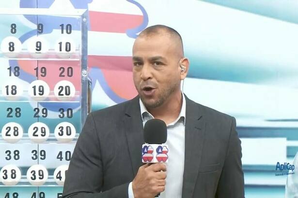 Apresentador do Bahia da Sorte com a boca aberta em frente as bolas sorteadas neste domingo, 26/01/2025