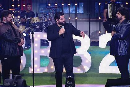 César Menotti e Fabiano, ao lado do irmão Fábio Lacerda, em show no BBB 25