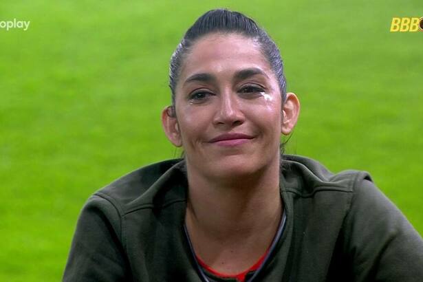 Daniele Hypolito chorando no gramado do BBB 25
