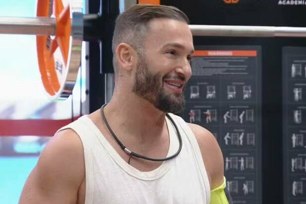 Diego Hypolito sorrindo na academia do BBB 25