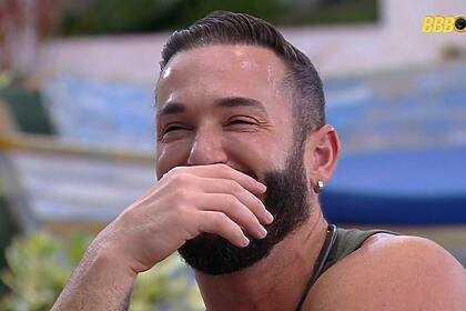 Diego Hypolito em uma crise de riso no BBB 25