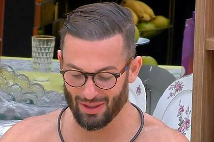 Diego Hypolito sem camisa na cozinha do bbb 25