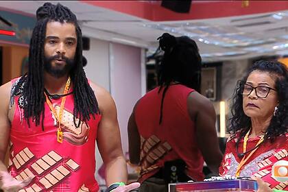 Diogo Almeida e Vilma distribuindo as pulseiras do Na Mira do Líder no BBB 25