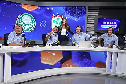 Cleber Machado, Paloma Tocci, Dodô, Mauricio Noriega e Salvio Spinola no estúdio de futebol da RECORD
