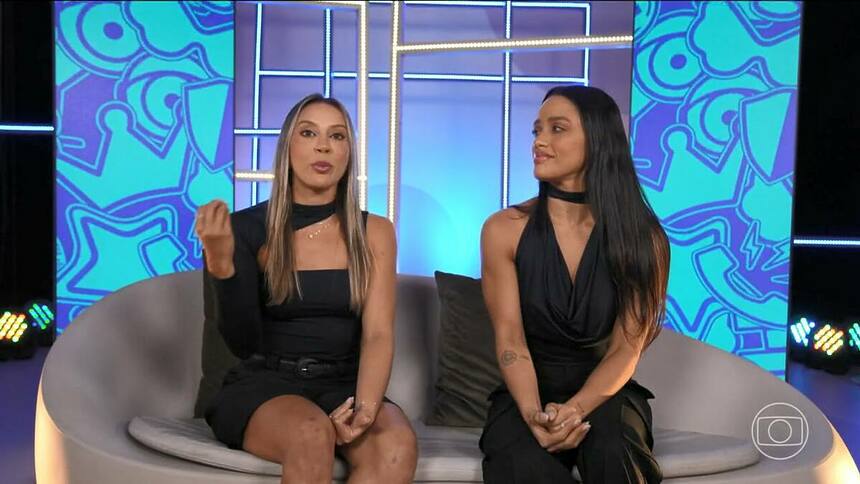 Eva e Renata sentadas no sofá do Big Day do BBB 25