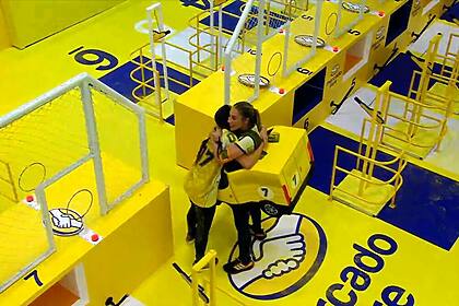 Eva e Renata se abraçam no campo da Prova de Resistência do BBB 25