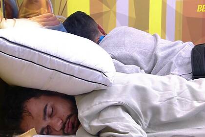 Gêmeos João Pedro e João Gabriel dormindo no BBB 25