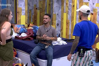 João Pedro, João Gabriel e Raissa em conversa no Quarto do BBB 25