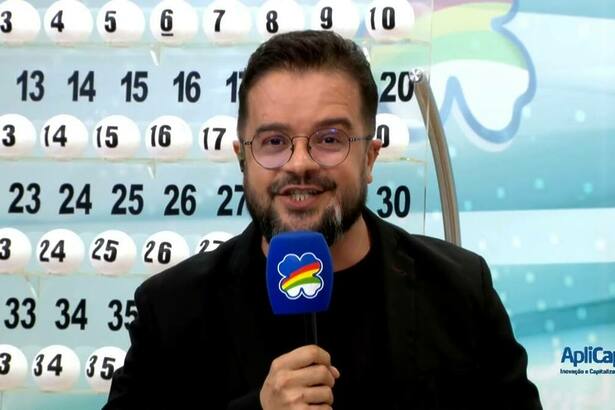 Léo Albuquerque segura microfone do Pernambuco Dá Sorte, 26/01/2025