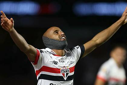 Lucas Moura com os braços abertos, comemorando gol no jogo São Paulo x Corinthians
