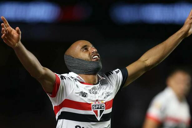 Lucas Moura com os braços abertos, comemorando gol no jogo São Paulo x Corinthians