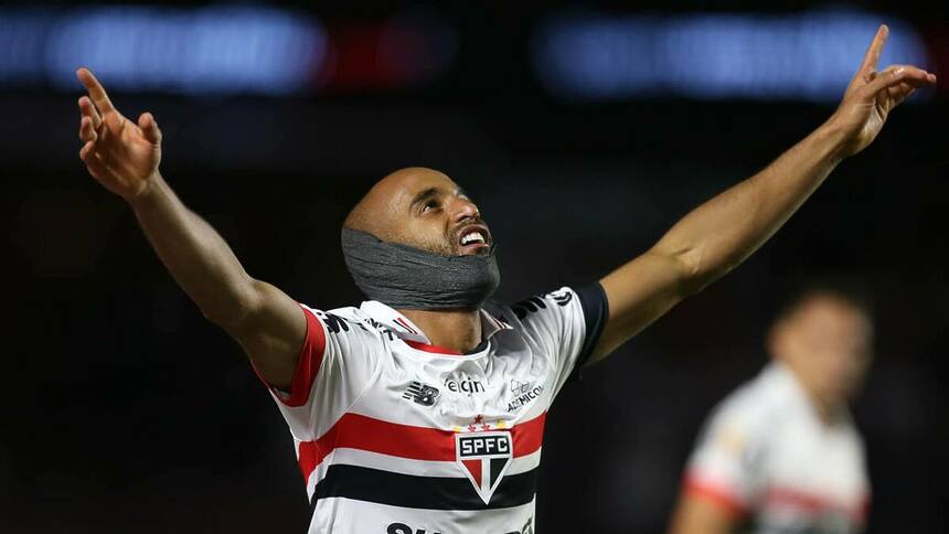 Lucas Moura com os braços abertos, comemorando gol no jogo São Paulo x Corinthians