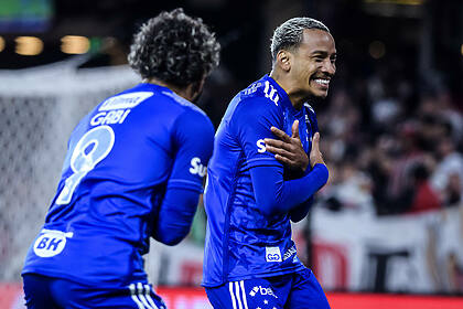 Matheus Pereira e Gabigol comemorando gol na partida entre Cruzeiro e São Paulo pela FC Series