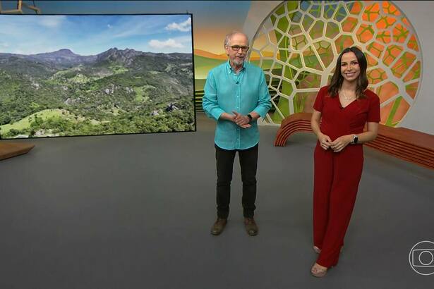 Nélson Araújo e Mariana Fontes, que está grávida e veste vermelho, no cenário do Globo Rural