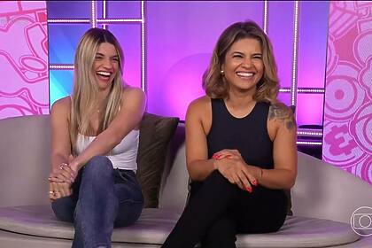 Nicole e Paula sentadas no sofá do Big Day do BBB 25