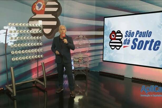 Apresentador do São Paulo dá Sorte de terno preto em frente ao globo de bolas no sorteio deste domingo 26/01/2025