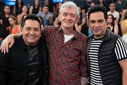 Serginho Groisman e a dupla Cleiton e Camargo em frente a plateia no Altas Horas