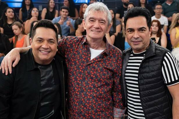 Serginho Groisman e a dupla Cleiton e Camargo em frente a plateia no Altas Horas