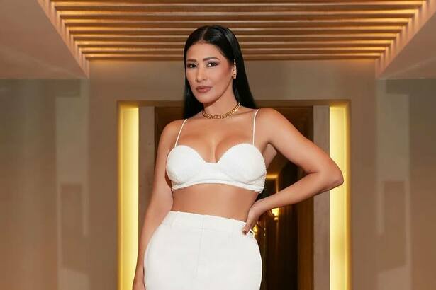 Simaria veste conjunto branco em uma casa