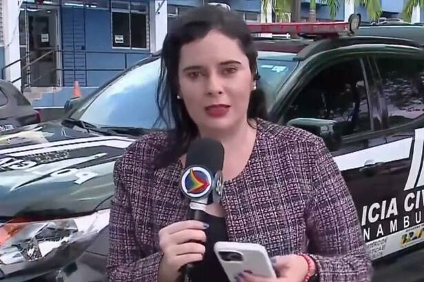 Suelen Brainer em entrada ao vivo, na frente de um carro da polícia, no Primeiro Impacto