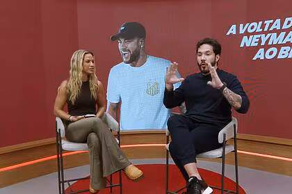 Monica Apor e Elieser Ambrósio no centro do cenário da TV Leo Dias, os dois estão sentados