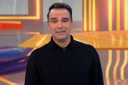 Tadeu Schmidt vestindo um sueter preto na estreia do BBB 25
