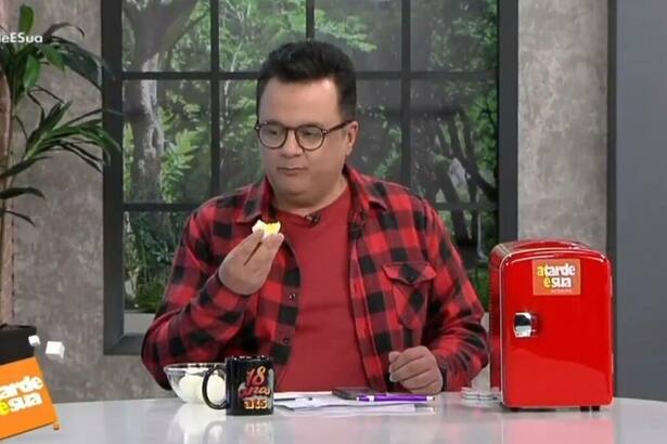Vladimir Alves comendo ovo na bancada do A Tarde é Sua