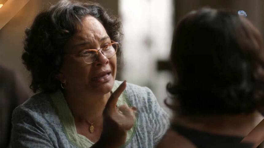 Carmem aponta o dedo para Clarice em cena de Garota do Momento