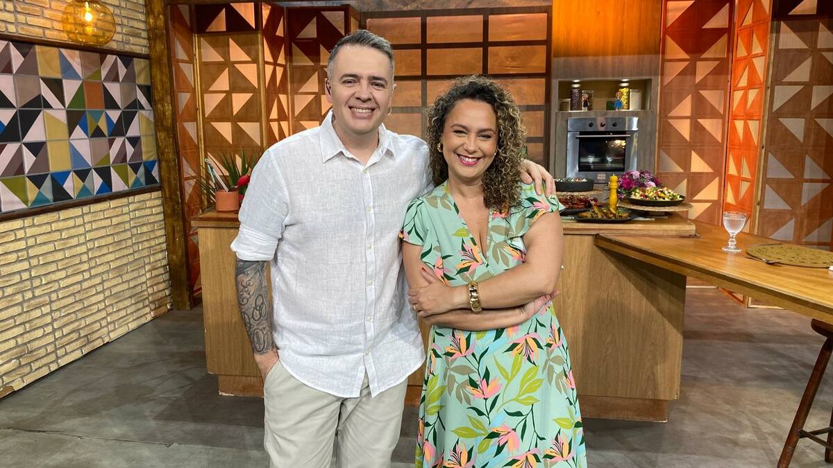Chef Leo Roncon ensina a usar maracujá na salada de frutas