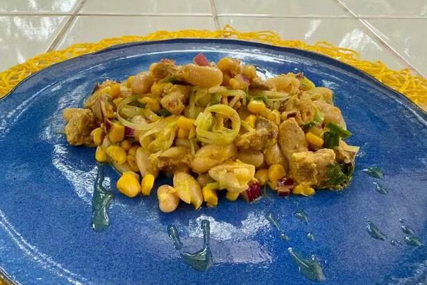 Salada de feijão-branco com atum dentro de um prato azul no cenário do É de Casa