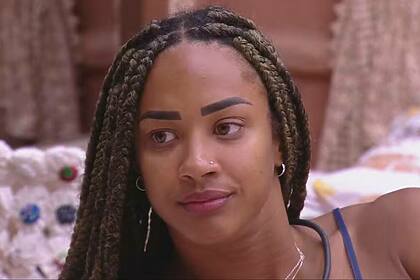 Aline em conversa no quarto do BBB 25