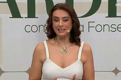 Catia Fonseca, de blusa branca, no cenário do Melhor da Tarde