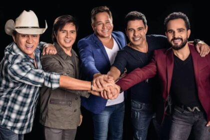 Chitãozinho e Xororó, Leonardo e Zezé Di Camargo e Luciano unido as mãos em um abraço