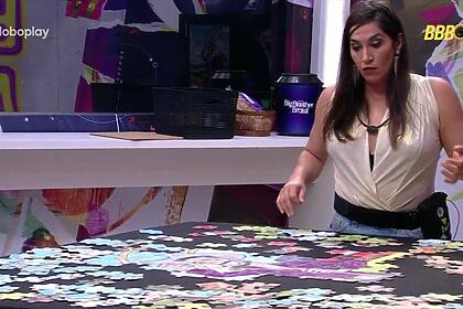 Daniele Hypolito tentando montar o quebra-cabeça na dinâmica do Barrado no Baile no BBB 25