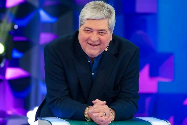 Datena sorridente, no cenário do Programa Silvio Santos