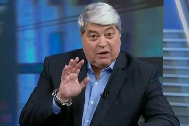 Datena gesticulando com a mão no Tá na Hora