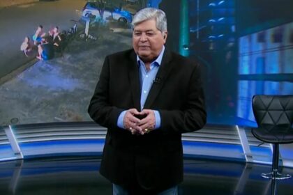 Datena em frente ao telão no estúdio do Tá na Hora