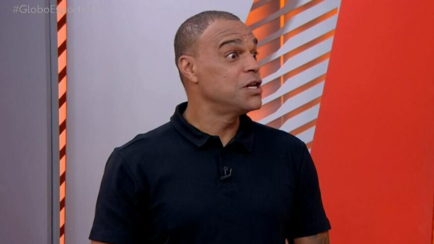 Denilson, com uma blusa preta, em trecho da estreia no estúdio do Globo Esporte