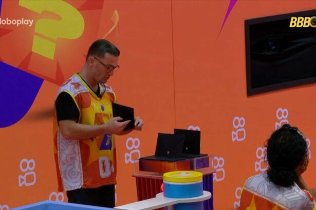 Diego Hypolito pegando o envelope da consequência na Prova do Líder