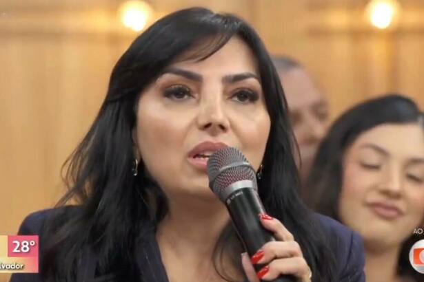 Eyshila se apresentando no programa Encontro